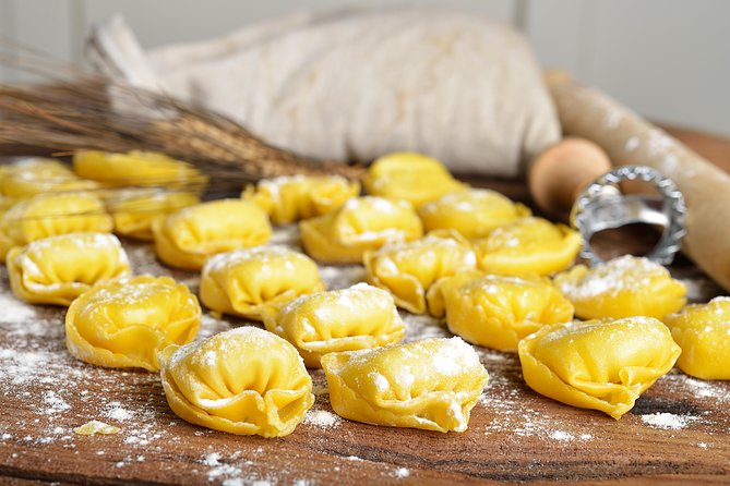 Cesarine: Small group Pasta and Tiramisu class in Siena - A 3-hour flow: aperitivo, pasta, tiramisu, then the tasting