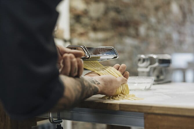 MaMa Florence Guided Market Tour and 4 Course-Pasta Cooking Class - The walk to San Frediano: why the location is part of the experience