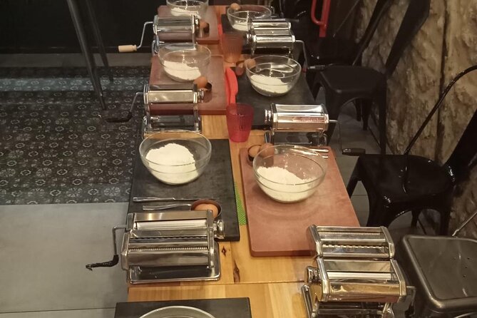 Sorrento: Pasta and Tiramisu Cooking Class with Lunch and Wine - Where you meet on Via Luigi de Maio (and why the ride matters)
