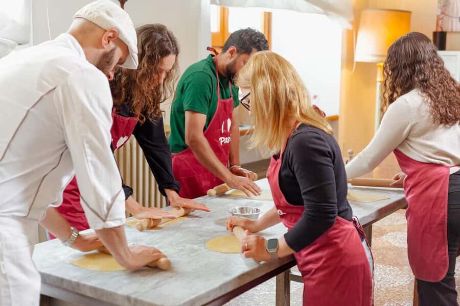 Venice: Pasta Class with Wine and Gelato - Campo San Maurizio meeting: finding your class fast